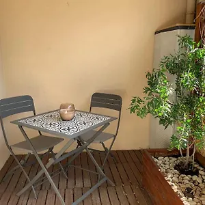 grand-studio-avec-coin-nuit-proche-mer-et-montagnes.fr-provencehotel.com/